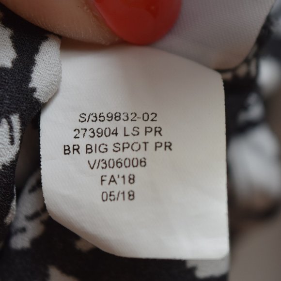 Banana Republic Classic Fit Button-Down in Women's M - Picture 9 of 11